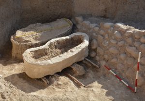 ۲ تابوت سفالی در محوطه تاریخی جوبجی رامهرمز کشف شد