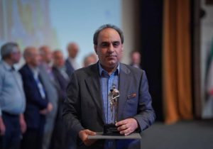 تندیس مرد سال فولاد ایران به محمود لندی رسید