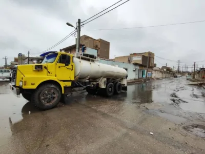 دفع آب های سطحی در مناطقی از شهرستان اهواز توسط قرارگاه محرومیت زدایی و مسئولیت های اجتماعی شرکت فولاد اکسین خوزستان